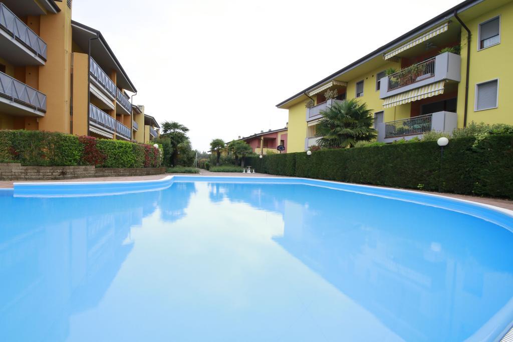 Апартаменты Luminoso Trilocale Con Piscina E Giardino Privato Дезенцано-дель-Гарда Экстерьер фото
