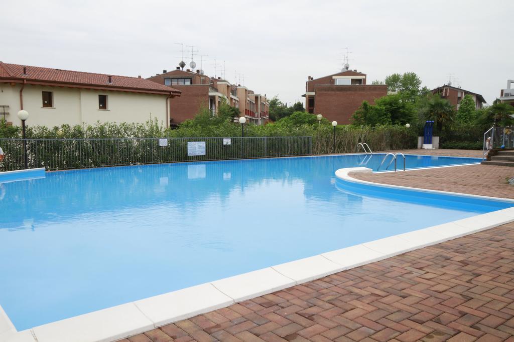 Апартаменты Luminoso Trilocale Con Piscina E Giardino Privato Дезенцано-дель-Гарда Экстерьер фото